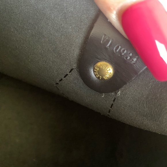 Louis Vuitton Black Epi Leather Noir Speedy 25 Boston Bag - Picture 12 of 14